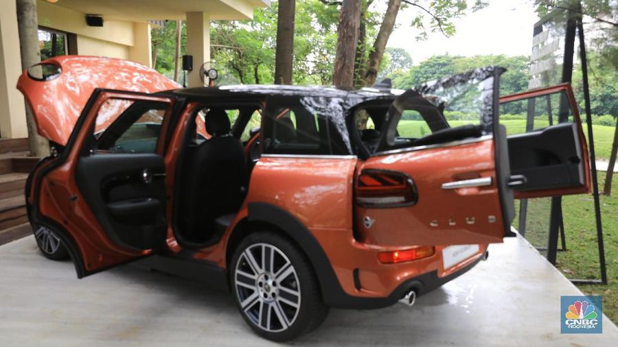 Mobil ikonik ini juga memiliki interior yang mewah dengan sistem transmisi baru dan berbagai penyempurnaan teknologi.
