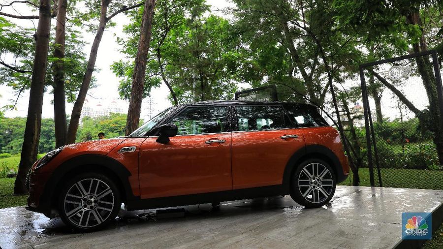 Mobil ikonik ini juga memiliki interior yang mewah dengan sistem transmisi baru dan berbagai penyempurnaan teknologi.