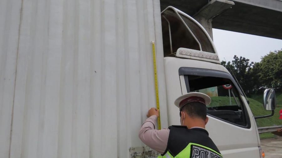 PT Hutama Karya (Persero) (Hutama Karya) akan terus melakukan operasi atas
kendaraan bermuatan lebih yang masuk kedalam kategori Over Dimension dan Over Load
(ODOL).