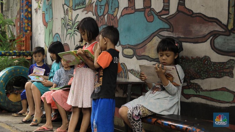 Taman Baca di Jalan Sawahlio 5, Jembatan 5, Jakarta Barat, memberikan manfaat edukasi kepada anak-anak di lingkungan tersebut.