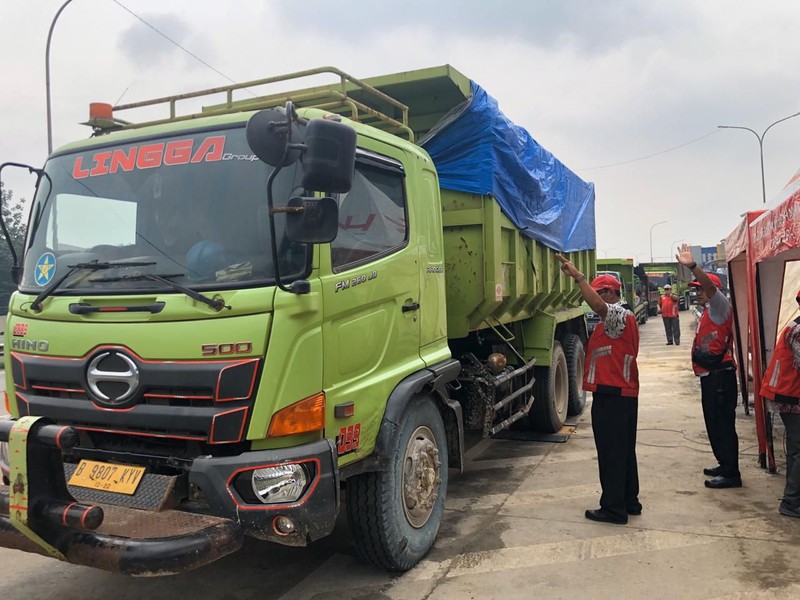 PT Hutama Karya (Persero) (Hutama Karya) akan terus melakukan operasi atas kendaraan bermuatan lebih yang masuk kedalam kategori Over Dimension dan Over Load (ODOL). PT Hutama Karya (Persero) (Hutama Karya) akan terus melakukan operasi atas
kendaraan bermuatan lebih yang masuk kedalam kategori Over Dimension dan Over Load
(ODOL).