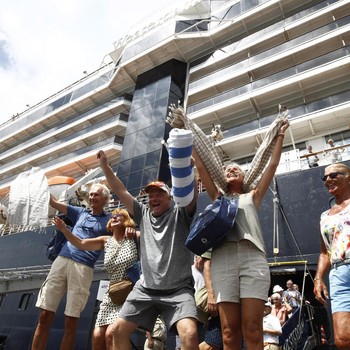 Bahagianya Penumpang Kapal Westerdam Diterima Kamboja