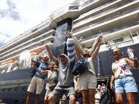 Bahagianya Penumpang Kapal Westerdam Diterima Kamboja