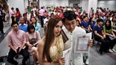 Hari Valentine dirayakan dengan menggelar nikah massal di Bang Rak, Bangkok, Thailand. (Photo by Lillian SUWANRUMPHA / AFP)