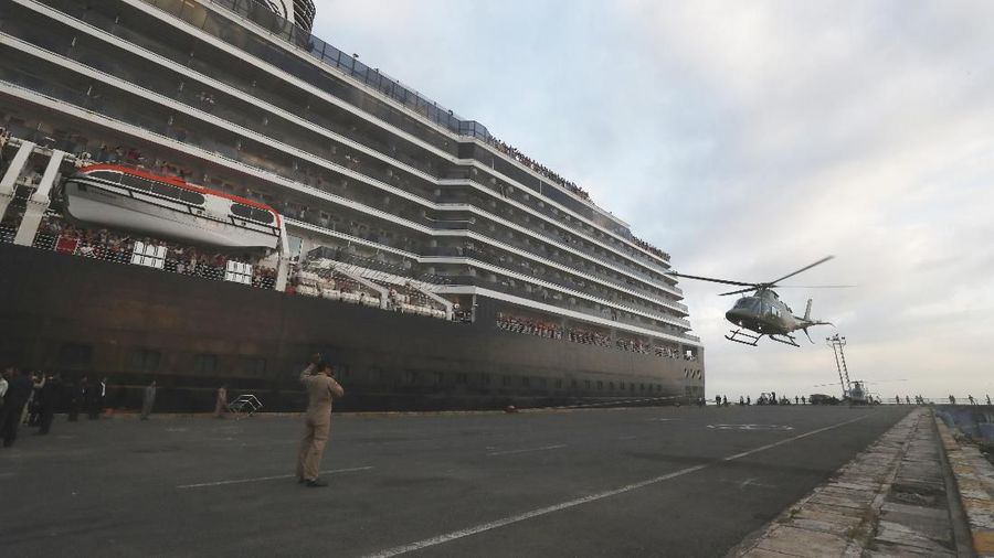 Kapal Westerdam terombang-ambing di laut selama dua minggu. Isu corona membuat kapal mewah ini tak bisa berlabuh.