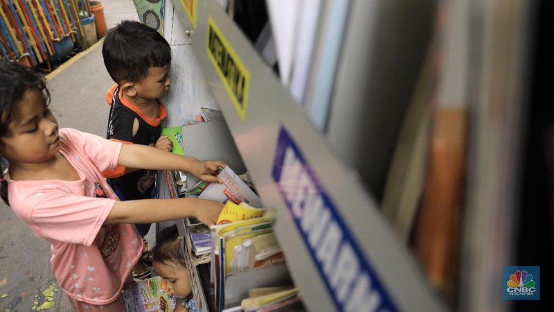 Taman Baca di Jalan Sawahlio 5, Jembatan 5, Jakarta Barat, memberikan manfaat edukasi kepada anak-anak di lingkungan tersebut.