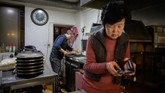 Pemilik restoran pizza, Eom Hang-ki (65), mengatakan kalau mesin pembuat pizza-nya sempat rusak karena pesanan membludak. (Ed JONES/AFP)