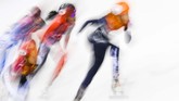 Atlet Belanda Suzanne Schulting, China Zhang Yuting dan Alyson Charles dari Kanada tengah berkompetisi dalam kejuaraan Piala Dunia Skating jarak pendek di Dresden, Jerman Timur. (AP Photo/Jens Meyer)