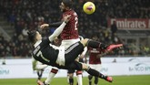 Pada menit-menit akhir pertandingan, Cristiano Ronaldo berusaha melepaskan tembakan voli dari dalam kotak penalti. Bola yang ditendang Ronaldo mengenai tangan Davide Calabria. Wasit menyimak video rekaman momen tersebut dan kemudian menunjuk titik 12 pas. (AP Photo/Luca Bruno)