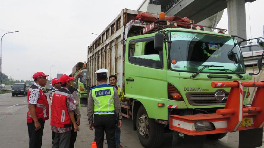 PT Hutama Karya (Persero) menegaskan bahwa kendaraan ODOL alias kelebihan muatan dan kegendutan dilarang melintas Jalan Tol Trans Sumatera.