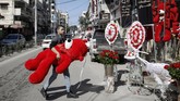 Boneka Teddy Bear berwarna merah berukuran besar menjadi salah satu hadiah istimewa yang turut dijajakan menyambut Hari Valentine di Palestina. (Photo by MOHAMMED ABED / AFP)