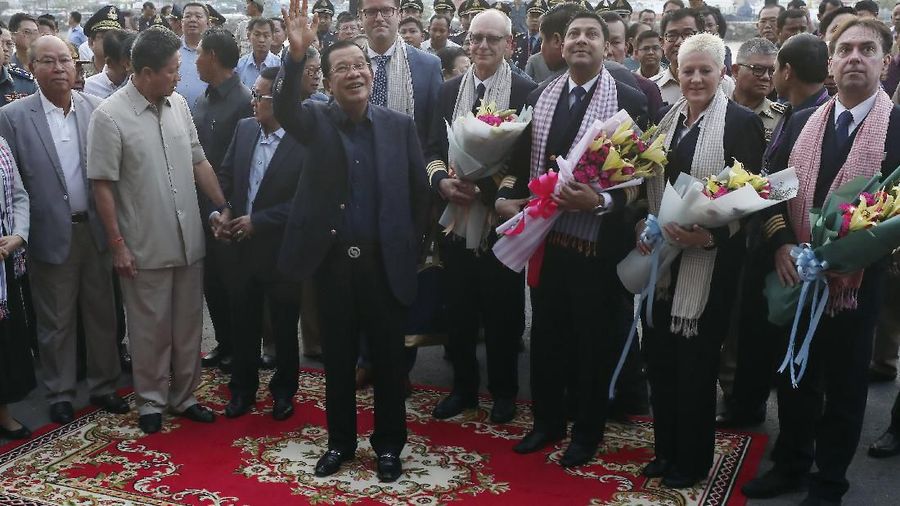 Kapal Westerdam terombang-ambing di laut selama dua minggu. Isu corona membuat kapal mewah ini tak bisa berlabuh.