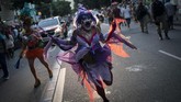 Seorang peserta bersuka ria dalam tarian kostum pesta jalanan ‘Banda de Ipanema’ di Rio de Janeiro, Brasil, Sabtu (8/2). Ribuan orang turut merayakannya. (AP Photo/Leo Correa)
