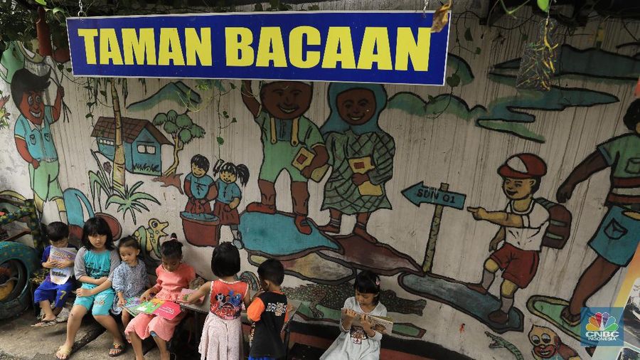 Taman Baca di Jalan Sawahlio 5, Jembatan 5, Jakarta Barat, memberikan manfaat edukasi kepada anak-anak di lingkungan tersebut.