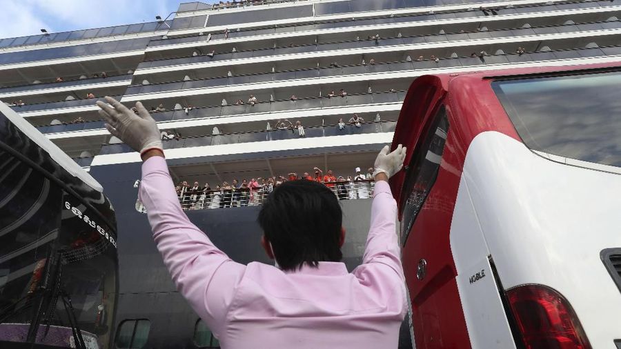 Kapal Westerdam terombang-ambing di laut selama dua minggu. Isu corona membuat kapal mewah ini tak bisa berlabuh.