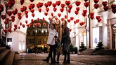 Saat Valentine, sudut-sudut kota Moscow terasa lebih romantis dengan berbagai hiasan, salah satunya balon berbentuk hati. (Photo by Dimitar DILKOFF / AFP)