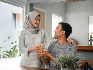 Istri Menafkahi Suami, Bagaimana Hukumnya dalam Islam?
