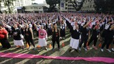 Mahasiswa, pengajara, dan suster di kampus Katolik, St. Scholastica College, Manila, Filipina membuat formasi angka 1 di akhir tarian massal ‘One Billion Rising’ untuk memeringati 8 tahun gerakan global memberantas kekerasan perempuan dan anak di Hari Valentine. (AP Photo/Aaron Favila)