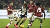 Juventus mencoba mengejar keunggulan lawan. Paulo Dybala berusaha menggocek Hakan Calhanoglu dan Franck Kessie. (AP Photo/Luca Bruno)