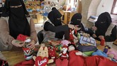 Pengrajin di Palestina juga kerap membuat dekorasi dan sejumlah kerajinan tangan bertema Hari Valentine dibuat oleh seniman di Zeina Association and Cooperative for Handicraft di Beirut, Jalur Gaza utara. (Photo by MOHAMMED ABED / AFP)