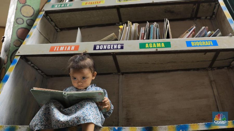 Taman Baca di Lingkungan Padat Penduduk. (CNBC Indonesia/Andrean Kristianto)