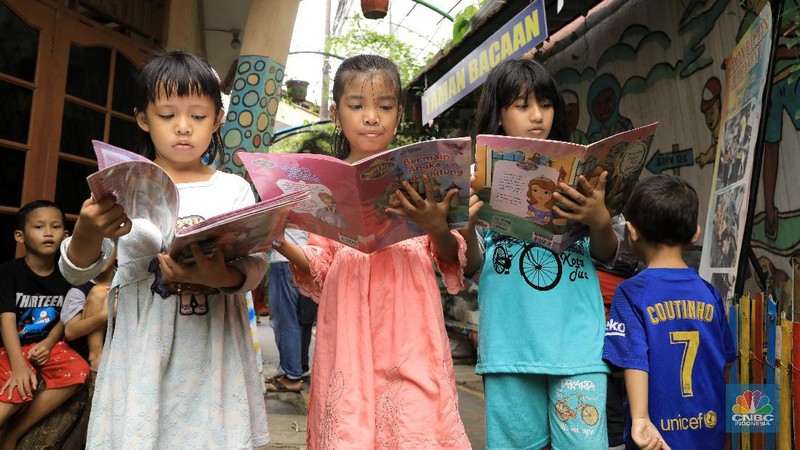 Taman Baca di Jalan Sawahlio 5, Jembatan 5, Jakarta Barat, memberikan manfaat edukasi kepada anak-anak di lingkungan tersebut.