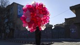 Selain bunga dan coklat, mengirim balon juga menjadi salah satu cara mengungkapkan kasih sayang di Kabul, Afghanistan. (Photo by WAKIL KOHSAR / AFP)