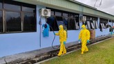 Dua petugas medis menyemprotkan disinfektan pada pusat observasi WNI yang dievakuasi dari Wuhan, China karena Virus Corona di Hanggar Pangkalan Udara TNI AU Raden Sadjad, Ranai, Natuna, Rabu (12/2). (ANTARA FOTO/PUSPEN TNI/mrh/ama).