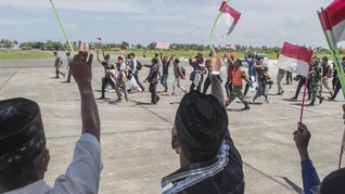 FOTO: Senyum WNI Usai Masa Karantina Virus Corona di Natuna