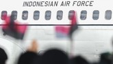 Menteri Kesehatan Terawan Agus Putranto menjelaskan sepulangnya warga dari Natuna, maka mereka menerima surat pernyataan bebas dari virus corona. (ANTARA FOTO/Muhammad Adimaja/wsj).