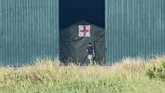 SeoranWNI yang dievakuasi dari Wuhan, China karena Virus Corona masuk ke dalam ruang pemeriksaan kesehatan pada hari ke-13 di Hanggar Pangkalan Udara TNI AU Raden Sadjad, Ranai, Natuna, Jumat (14/2). (ANTARA FOTO/Muhammad Adimaja/foc).