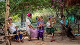 Wanita Kayan menunggu turis di luar kios suvenir mereka di Taman Chang Siam di Pattaya pada Rabu (12/2). Taman tersebut kini sepi terimbas oleh penyebaran wabah Virus Corona belakangan ini. (Photo by Mladen ANTONOV / AFP)