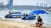 Penyedia wisata speedboat sedang menunggu wisatawan di Pantai Pattaya. Pattaya belakangan ini sepi akibat penyebaran wabah Virus Corona. (Photo by Mladen ANTONOV / AFP)