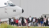Sejumlah WNI yang dievakuasi dari Wuhan, China karena Virus Corona melakukan senam bersama prajurit TNI pada hari ke-9 masa karantina di Hanggar Pangkalan Udara TNI AU Raden Sadjad, Ranai, Natuna, Senin (10/2). (ANTARA FOTO/M Risyal Hidayat/ama).