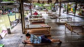 Food Court di pasar terapung di Pattaya sepi pada Rabu (12/2) lalu akibat penyebaran wabah Virus Corona. (Photo by Mladen ANTONOV / AFP)