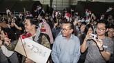 237 WNI dan 1 WNA yang mengikuti observasi virus corona selama dua pekan di Natuna dipulangkan hari ini, Sabtu (15/2). (ANTARA FOTO/Muhammad Adimaja/wsj).