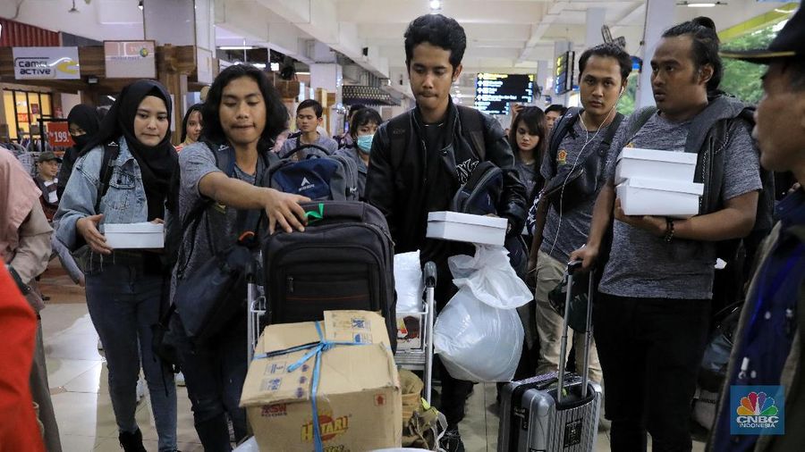 WNI dari China Tiba di Halim Usai Jalani Observasi di Natuna