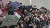Sebelum diberangkatkan ke Jakarta digelar doa bersama dengan warga Natuna. (ANTARA FOTO/Muhammad Adimaja/wsj).
