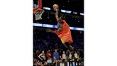 Dwight Howard dari Los Angeles Lakers yang merupakan pemenang kontes slam dunk NBA pada 2008 juga kalah di putaran pertama. Howard sempat memberi penghormatan untuk mendiang Kobe Bryant di kontes kali ini. (Jonathan Daniel/Getty Images/AFP)