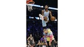 Derrick Jones Jr. dari Miami Heat lolos ke babak final setelah membuat juri terkesan pada kontes yang berlangsung di United Center, Chicago, Sabtu (15/2) malam waktu setempat. (AP Photo/Nam Y. Huh)