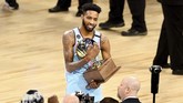 Derrick Jones Jr menerima penghargaan kontes slam dunk pada NBA All Star 2020. Jones menjadi pemain Miami Heat pertama sejak Harold Miner pada 1995 yang menjadi juara. (Stacy Revere/Getty Images/AFP)