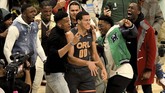Putaran final berlangsung menarik. Aaron Gordon sempat melompati rapper Chance The Rapper dan membuat penonton bersorak. (Stacy Revere/Getty Images/AFP)