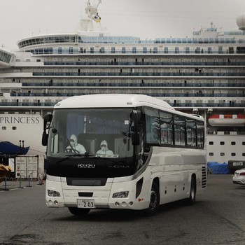 Melihat Kapal Pesiar Diamond Princess yang Dikarantina Jepang