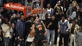 Pemain Orlando Magic Aaron Gordon juga lolos ke putaran final. Gordon kalah dari Zach Levine pada final kontes slam dunk di NBA All Star 2016. (AP Photo/David Banks)
