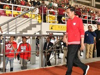 Gaya Jokowi Resmikan Stadion Piala Dunia di Solo