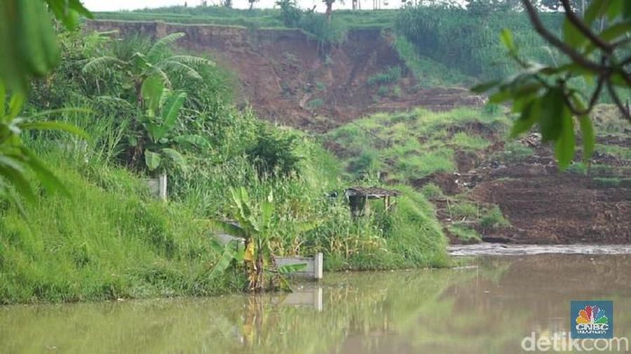 Longsor yang menerjang Kampung Hegarmanah, Desa Sukatani, Kecamatan Ngamprah, Kabupaten Bandung Barat, tidak jauh dari badan jalan Tol Cipularang KM 118.