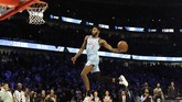 Derrick Jones Jr. kemudian memastikan kemenangan dengan keunggulan tipis satu poin di lompatan terakhir. Jones sebelumnya kalah pada kontes slam dunk di NBA All Star 2017. (AP Photo/Nam Y. Huh)