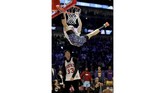 Pemain Milwaukee Bucks Pat Connaughton berpakaian seperti tokoh film 'White Men Can't Jump' dan melompati bintang MLB Christian Yelich. Connaughton di putaran pertama kontes slam dunk di NBA All Star 2020. (Jonathan Daniel/Getty Images/AFP