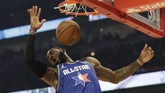 Aksi James mendulang angka dengan melakukan dunk. Dalam laga kali ini, James mencetak 23 poin, lima rebound, enam assist, satu steal, dan dua blok. (AP Photo/Nam Huh)