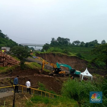Melihat Longsor di Dekat Jalan Tol Cipularang KM 118